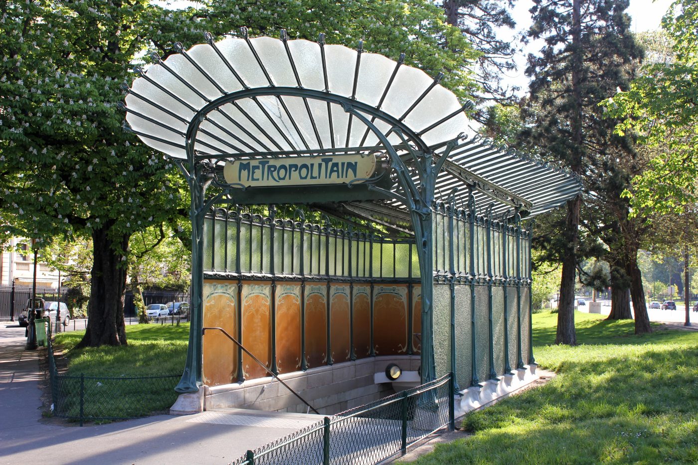 Entrée de la station métro Porte Dauphine par Hector Guimard, vers 1900